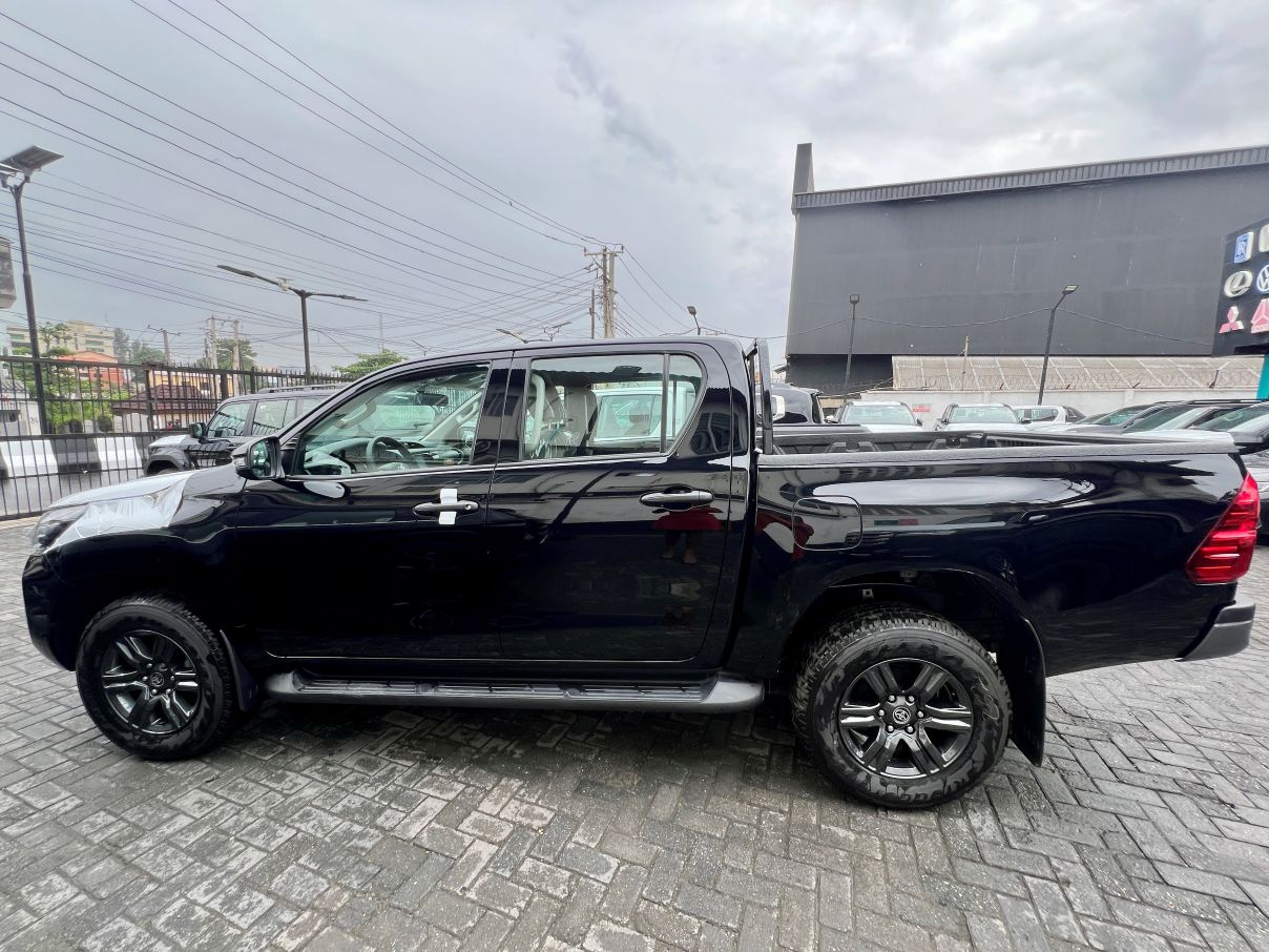 Toyota Hilux 2.7L For Sale In Lagos, Nigeria