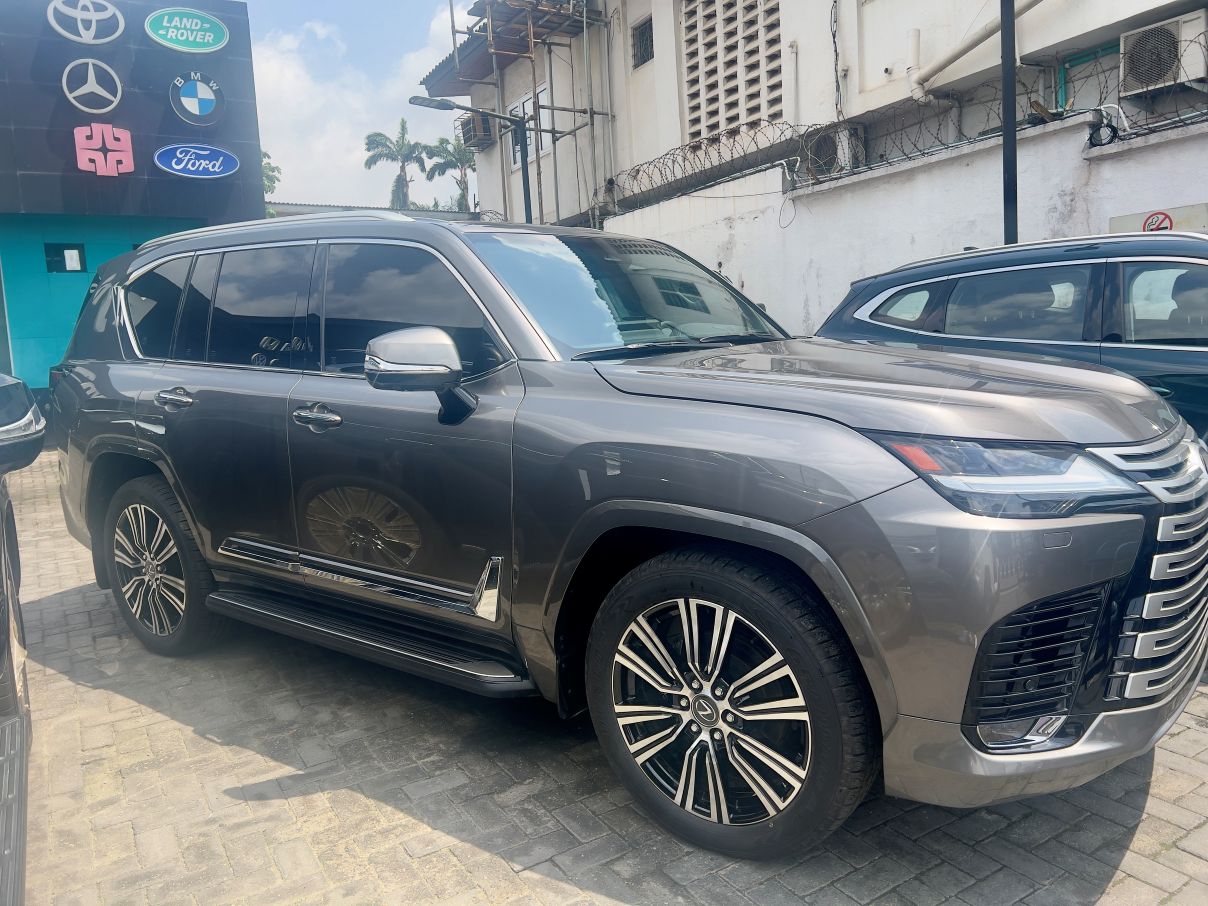 Lexus LX600 Signature SUV