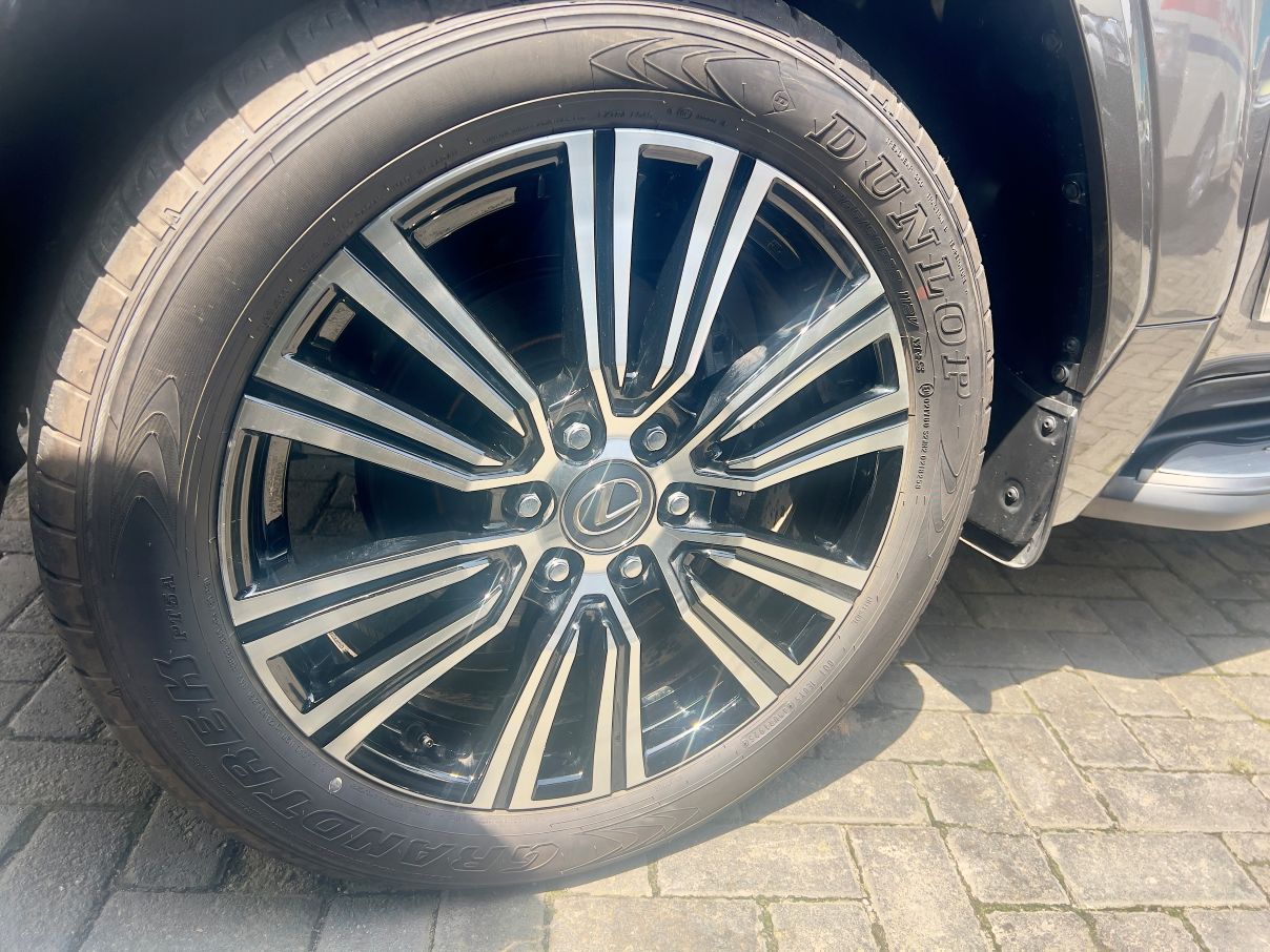 Lexus LX600 Signature SUV