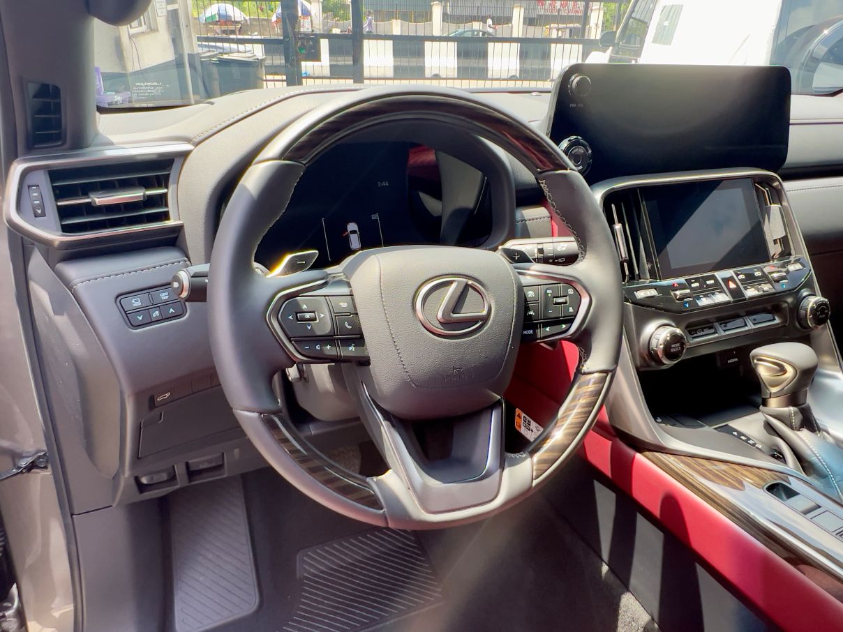 Lexus LX600 Signature SUV