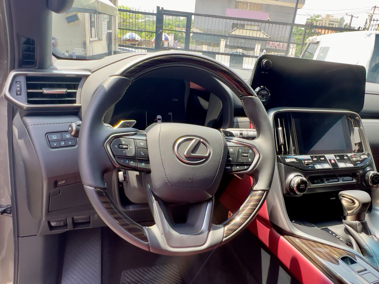 Lexus LX600 Signature SUV