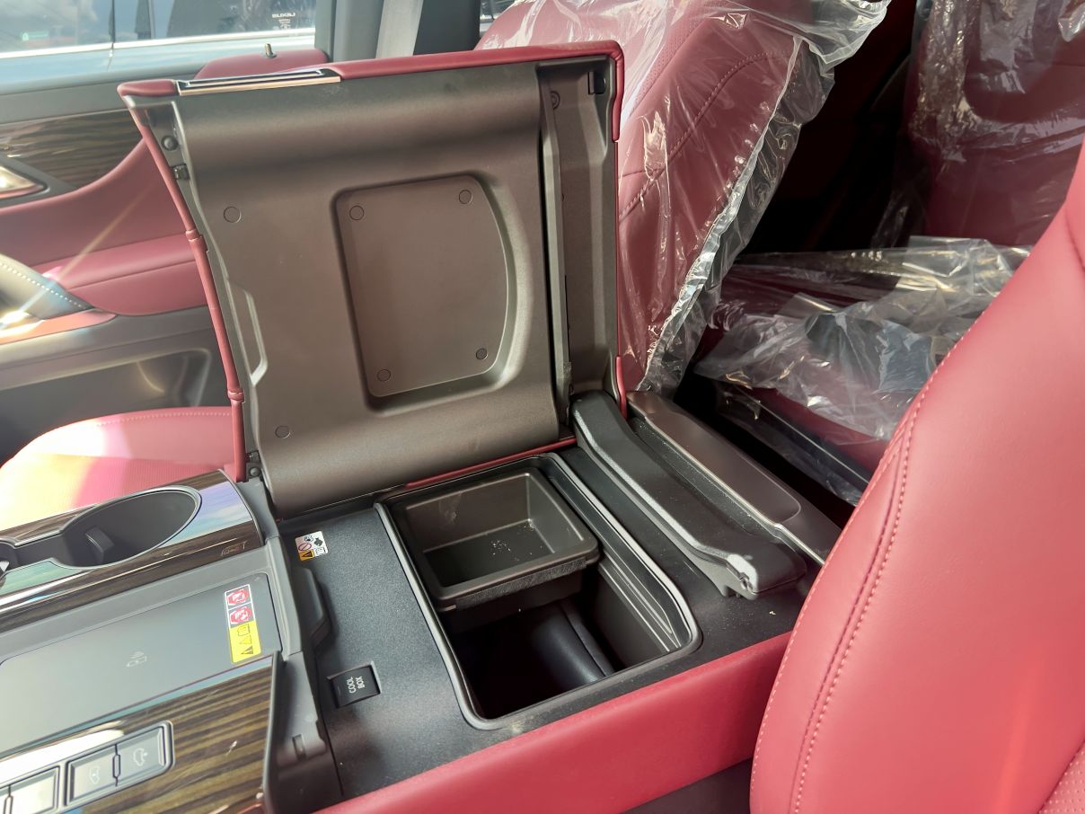 Lexus LX600 Signature SUV