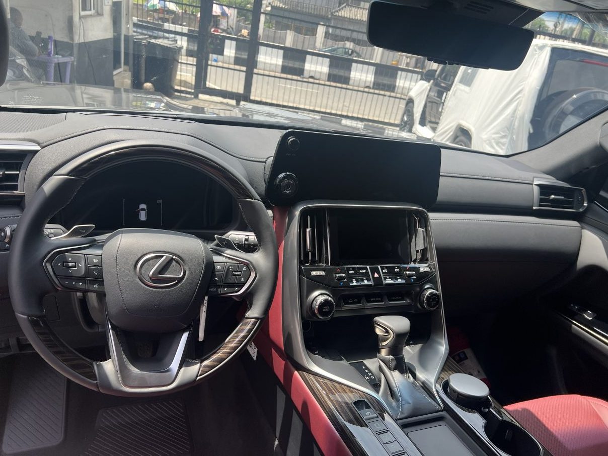 Lexus LX600 Signature SUV