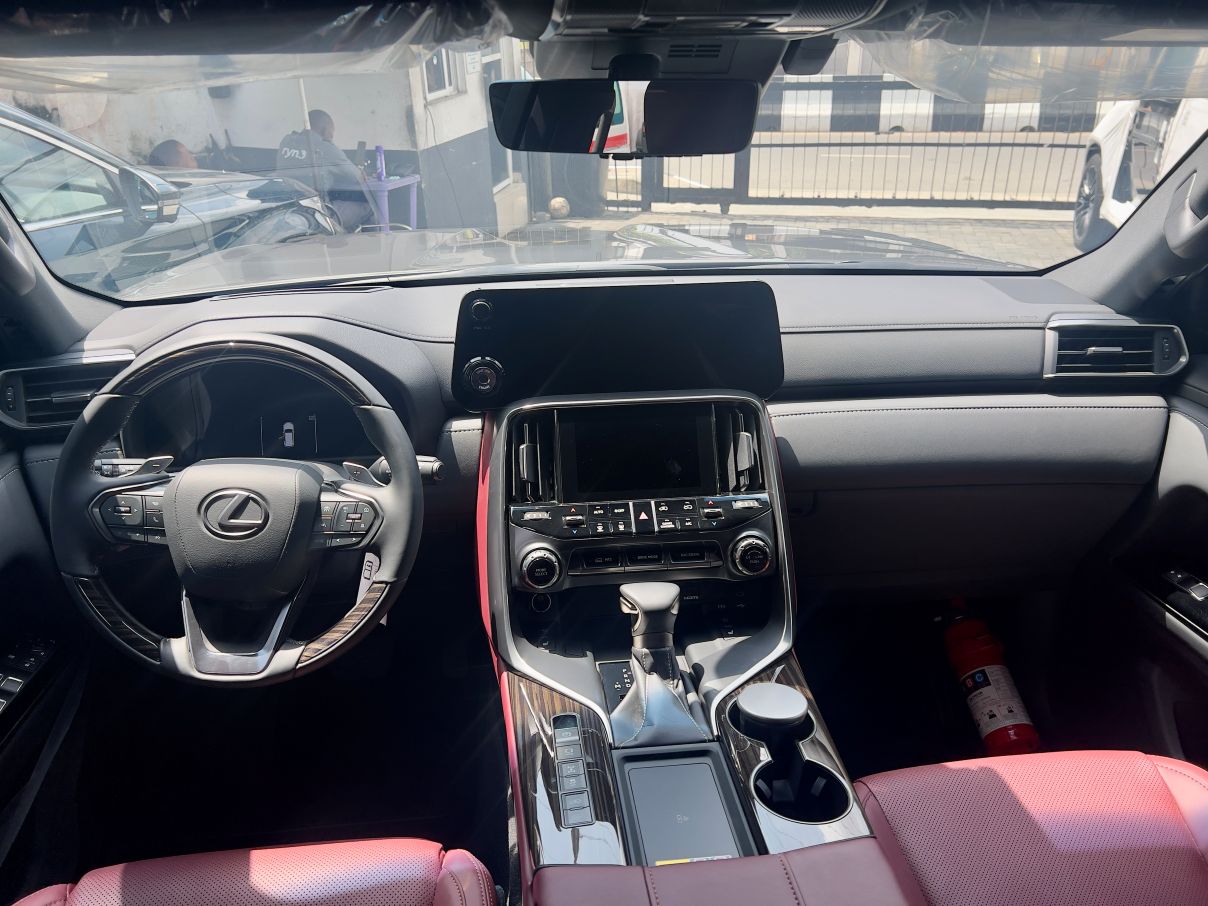 Lexus LX600 Signature SUV