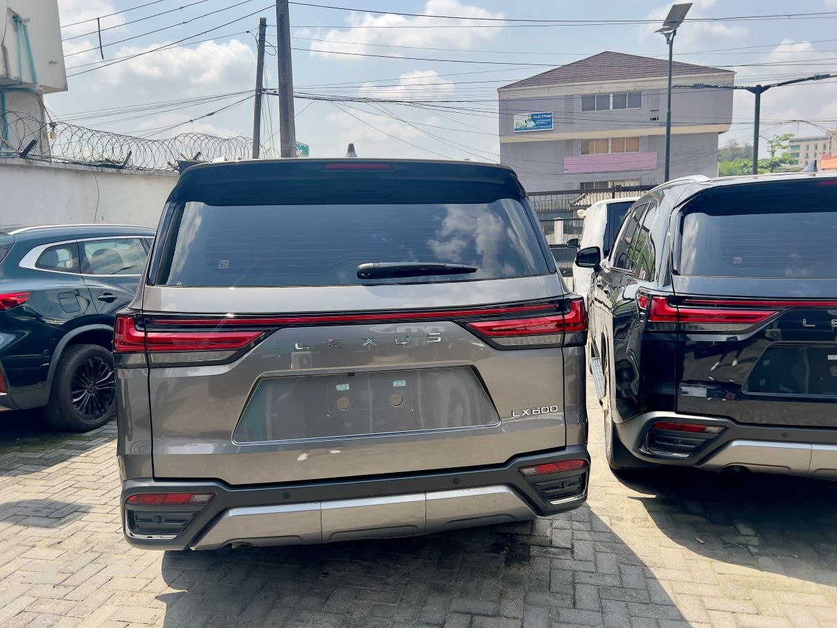 Lexus LX600 Signature SUV